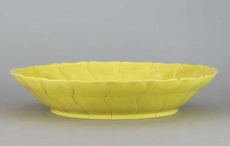 雍正款淡黄釉莲蓬式盘