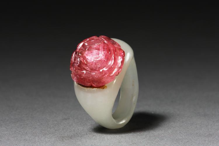 白玉嵌碧玺戒指