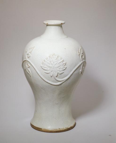 宜兴窑塑贴莲花纹梅瓶