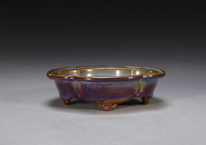 钧窑玫瑰紫釉海棠式四足花盆托