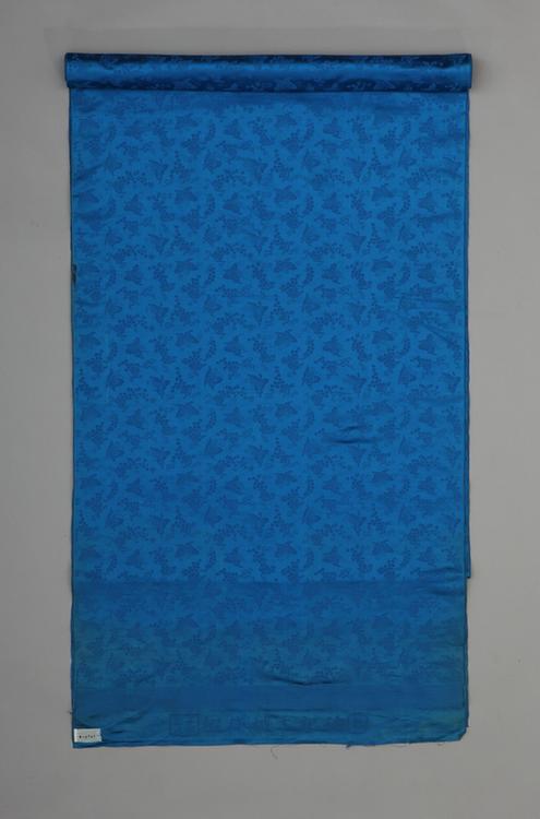 月白色葡萄蝴蝶纹暗花缎