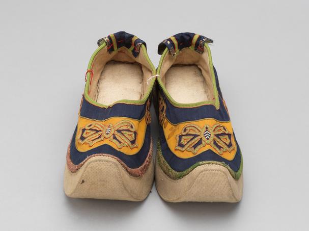 杏黄色缎堆绫花蝶纹皂鞋