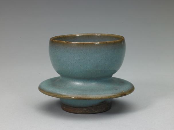 钧窑天蓝釉盏托