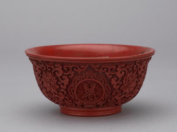 乾隆款剔红长春万岁缠枝莲纹碗