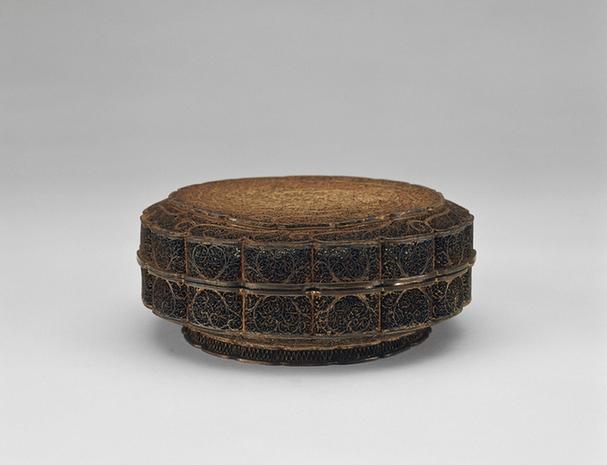 银累丝双龙纹葵瓣式盒