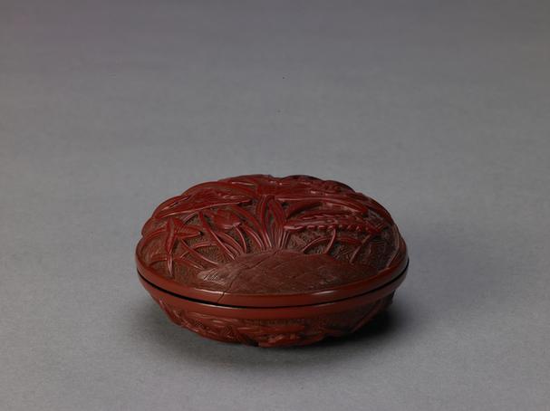 剔红荷莲纹圆盒