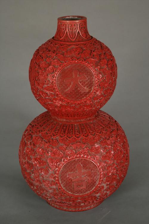 剔红蕉叶云蝠八宝纹大吉葫芦式瓶