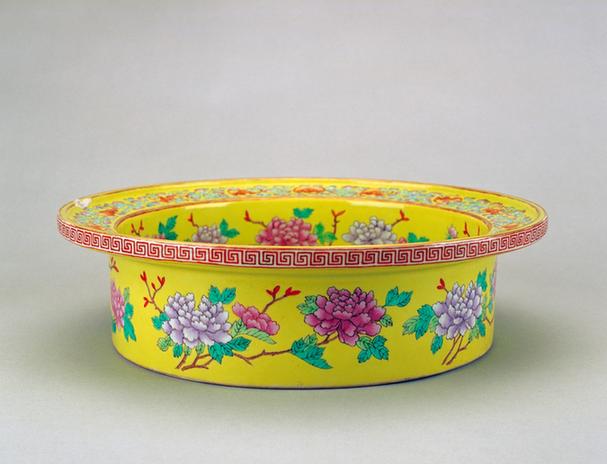 体和殿款黄地粉彩鹭莲纹盆