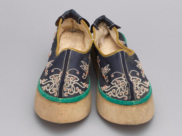 石青色缎缉米珠珊瑚珠尖底鞋