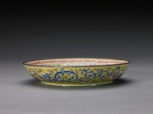 画珐琅开光花果蝴蝶图盘