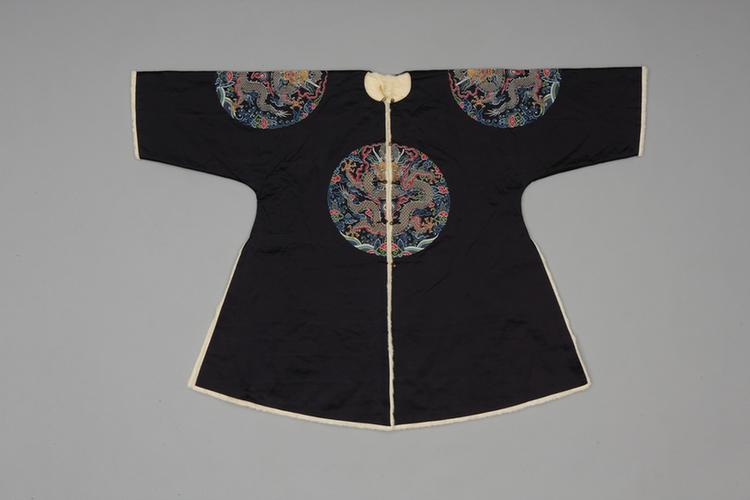 石青色四团彩云金龙纹妆花缎银鼠皮衮服