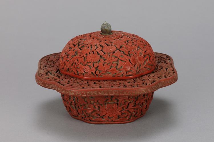 剔红四季花果纹四方委角盒