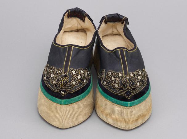 青色缎补串米珠云纹头尖底鞋