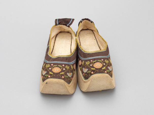 沉香色缎缉线绣菊花纹皂鞋