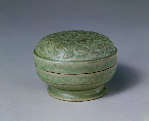 越窑青釉刻划折枝花纹盒