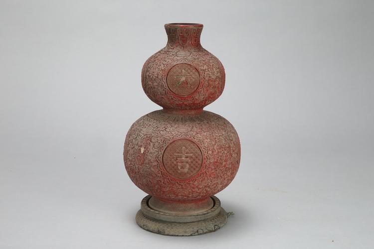 剔红缠枝莲八宝纹嵌铜大吉葫芦式瓶