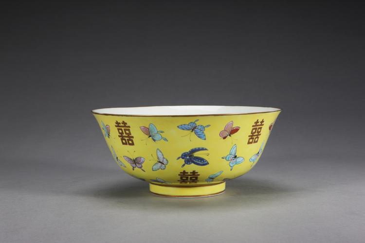 同治款黄地粉彩蝴蝶纹“喜”字碗
