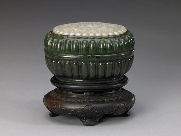 碧玉嵌白玉浮雕缠枝莲纹菊瓣式椭圆盒