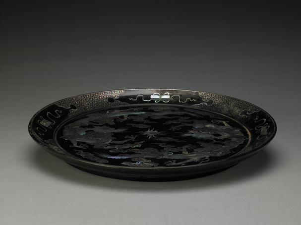 黑漆嵌螺钿云龙纹圆盘