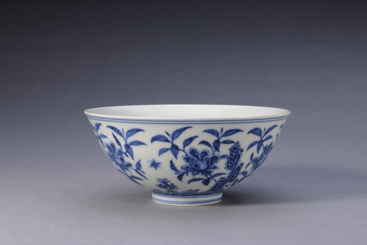 青花怪石茶花纹碗