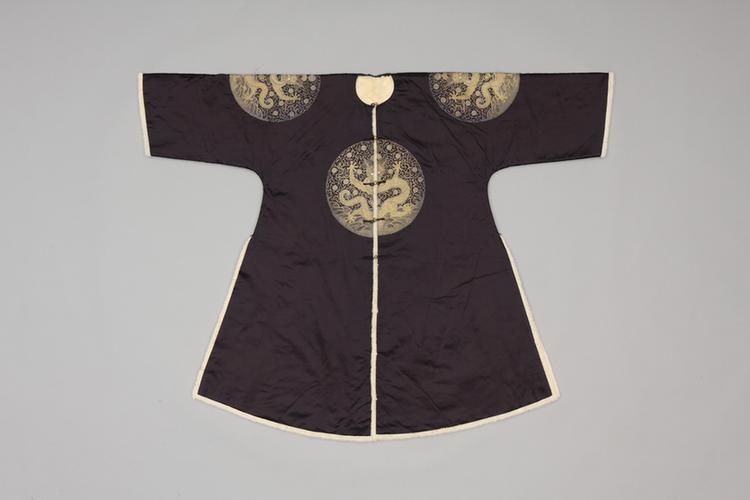 石青色缎平金绣四团勾莲金龙纹银鼠皮衮服