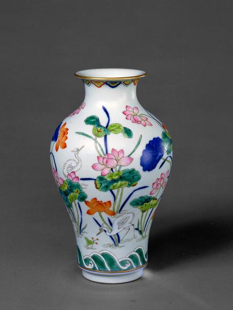 嘉庆款粉彩鹭莲纹尊