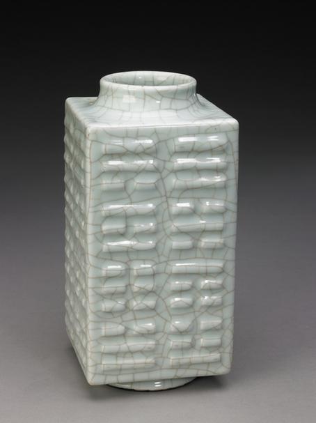 仿官釉八卦纹琮式瓶