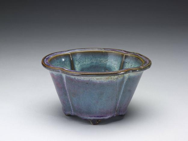 金-元 钧窑 天蓝葡萄紫海棠式花盆