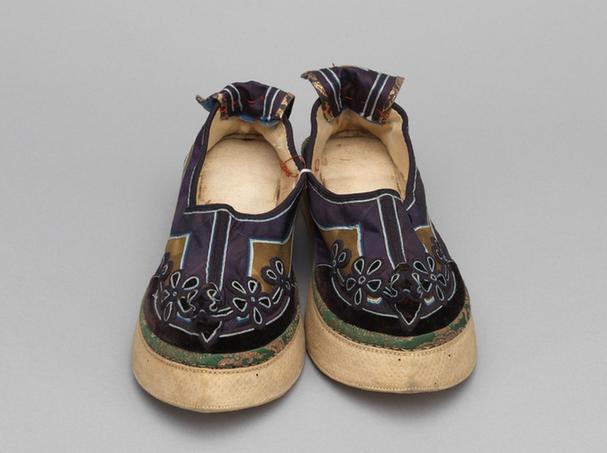 香色缎补绒云纹头尖底鞋