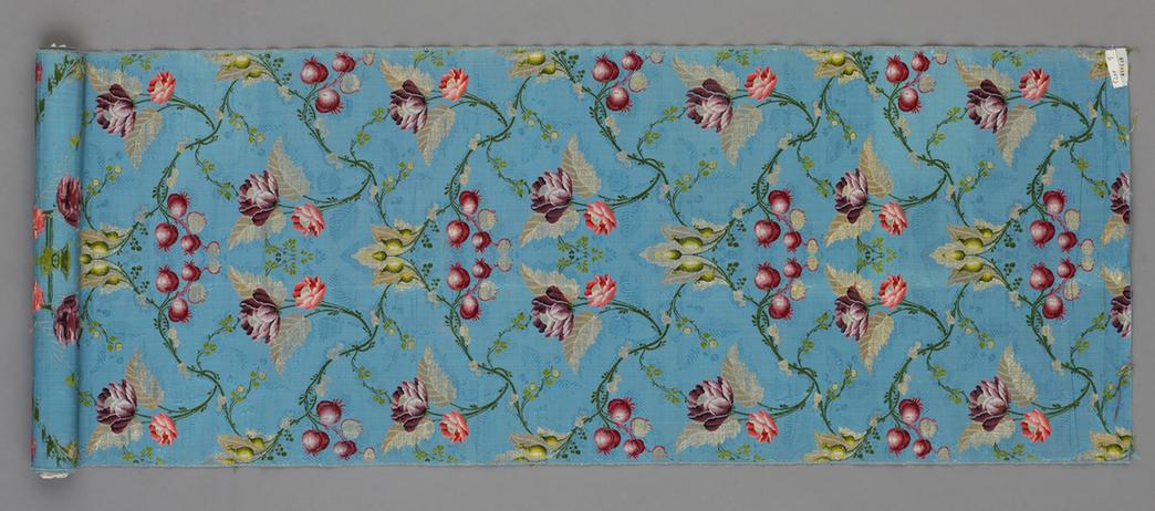 月白色地花果纹金宝地锦