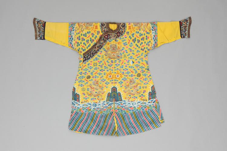 明黄色绸绣彩云金龙纹龙袍拆片