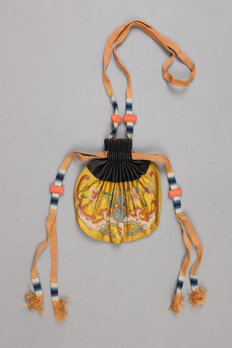 黄色缎绣葫芦蝠纹椭圆荷包