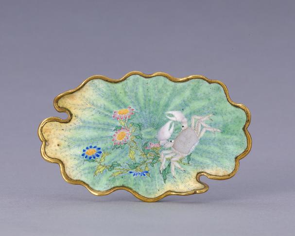 乾隆款画珐琅荷叶式碟