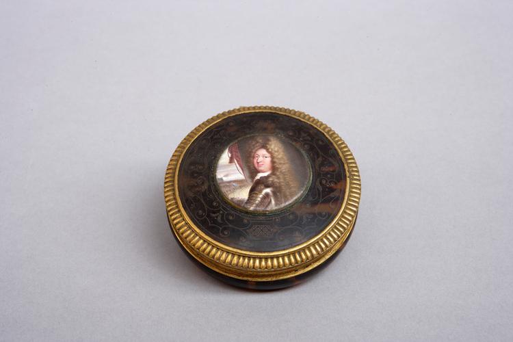 玳瑁镶铜口圆盒