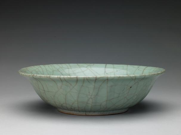 龙泉窑青釉菊瓣洗