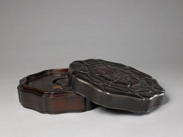 紫檀雕葵花式盒