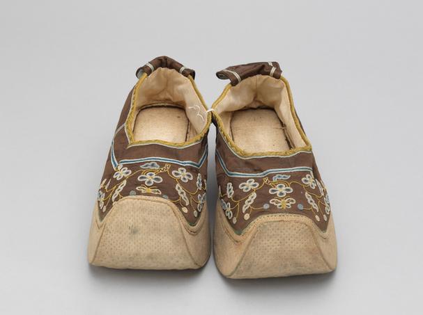 沉香色缎缉线绣花蝶纹皂鞋