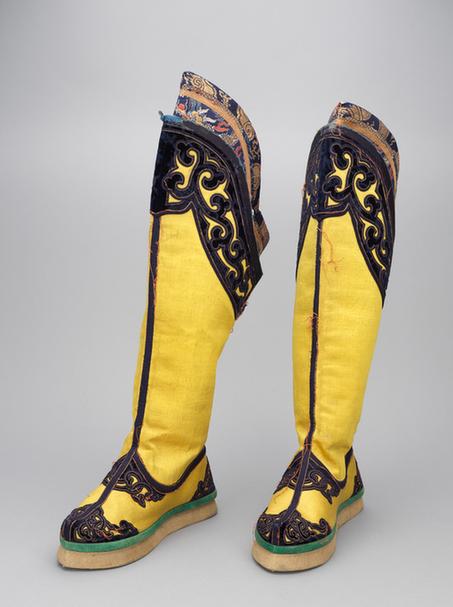 黄色缎补绒云纹头尖底靴