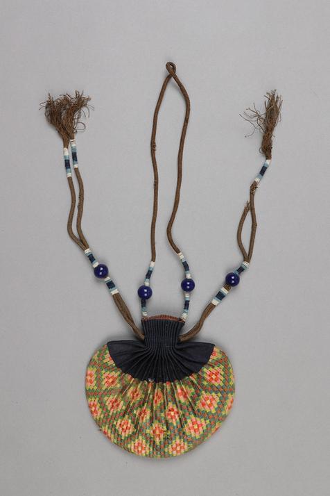 红青色缎口铺绒棋块朵花纹椭圆荷包