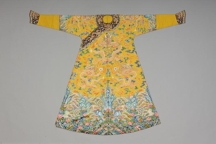 明黄色纱绣彩云蝠金龙纹男单龙袍