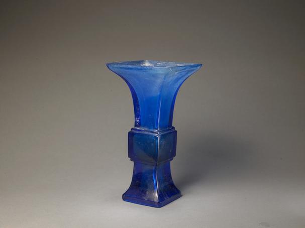 乾隆款蓝色玻璃光素花觚