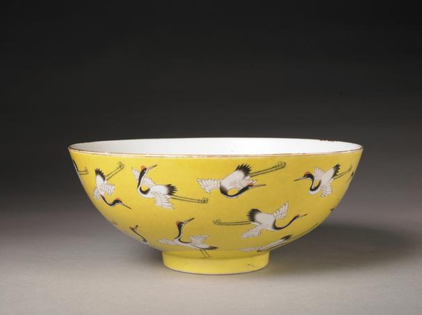 慎德堂款黄地粉彩飞鹤纹碗