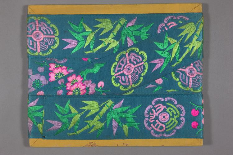 品月色缎地汉瓦梅竹纹绦