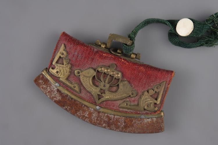 红色皮镶铜蝴蝶荷包式火燫