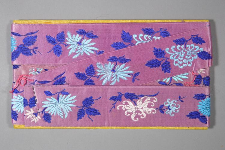 雪灰色缎地淡彩菊花纹绦