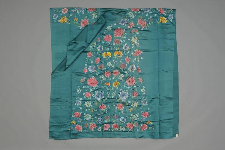 绿色缎绣绣球花纹氅衣料