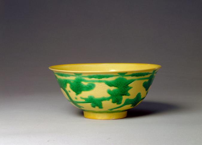 康熙款黄地绿彩婴戏图碗