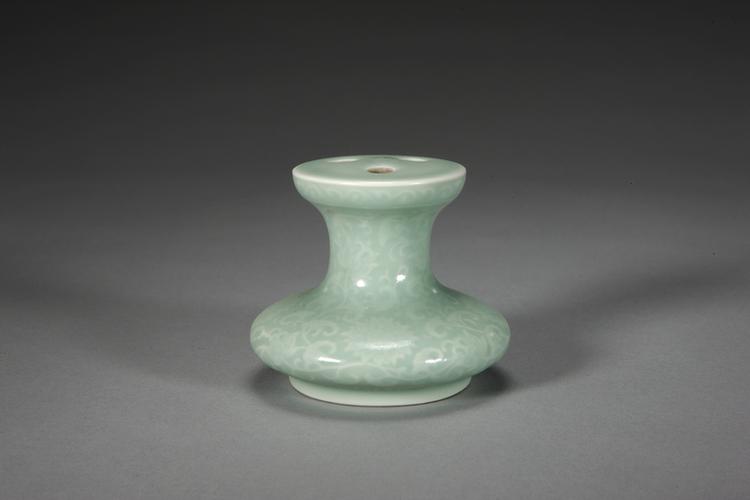 雍正款粉青釉印缠枝莲纹三孔香插