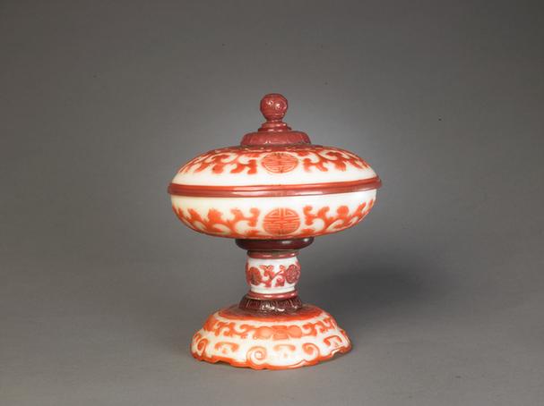 乾隆款黄色地套红色玻璃团寿字花卉纹带盖供碗