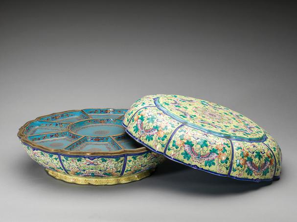 画珐琅葵瓣式攒盒